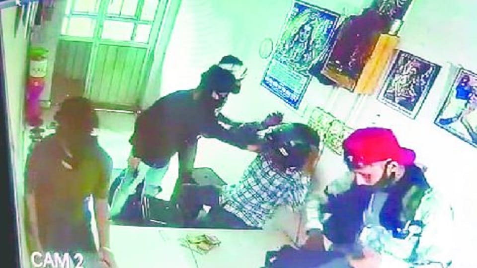 Five accused arrested of robbery case in agra courier company
