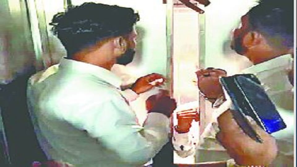 Students again Stuck In The Lift Of The Agra University Sanskriti Bhavan For An Hour