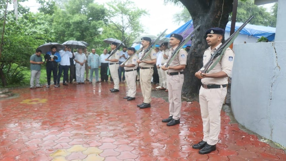 Sehore: On the martyrdom day of Shaheed Kunwar Chain Singh, the district administration gave guard of honor