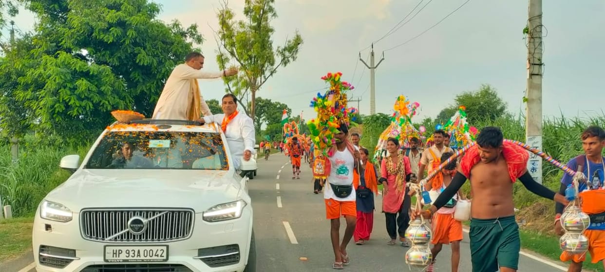 The echo of the innocent, the flowers are raining on the kanwariyas