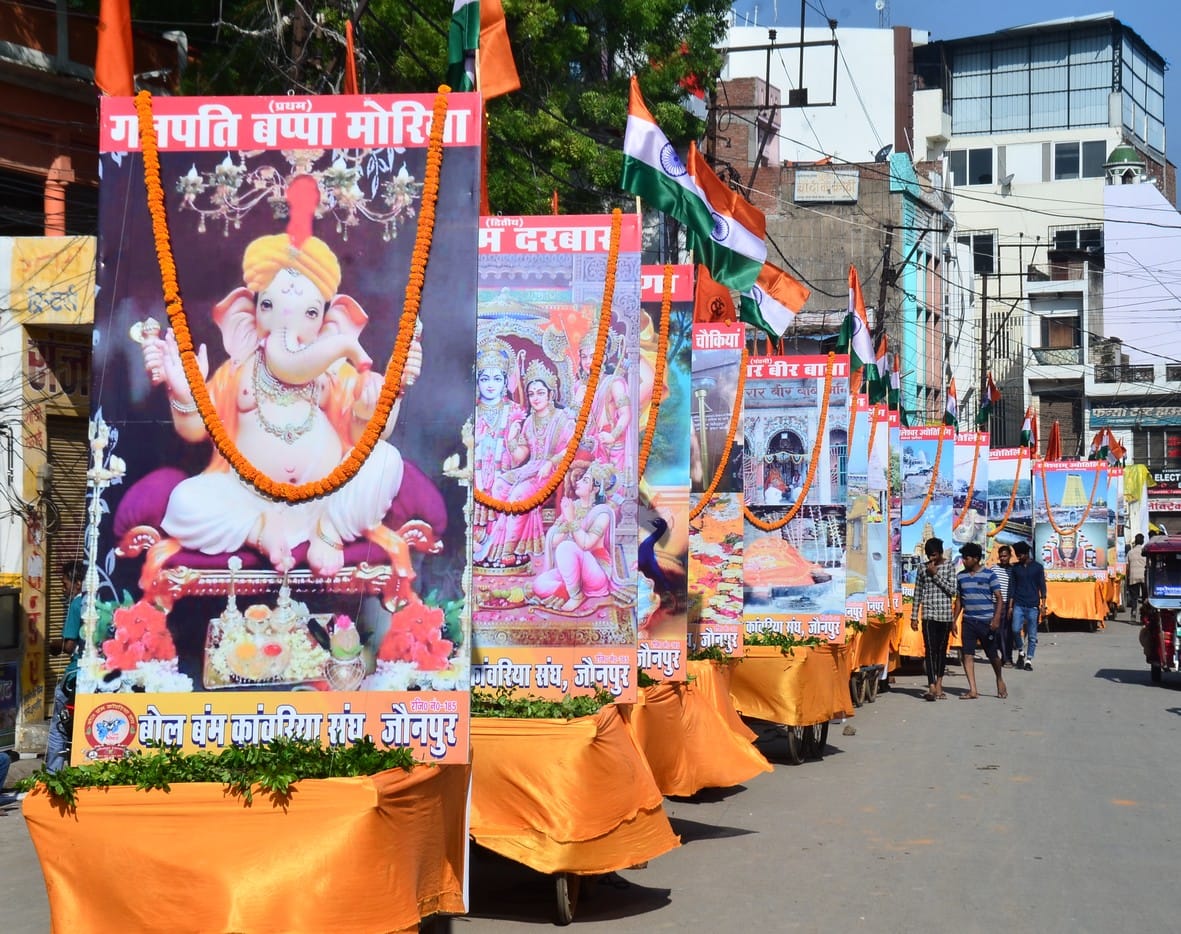 The procession of the Kanwariya Sangh took out with the elephant horse and the bandwagon