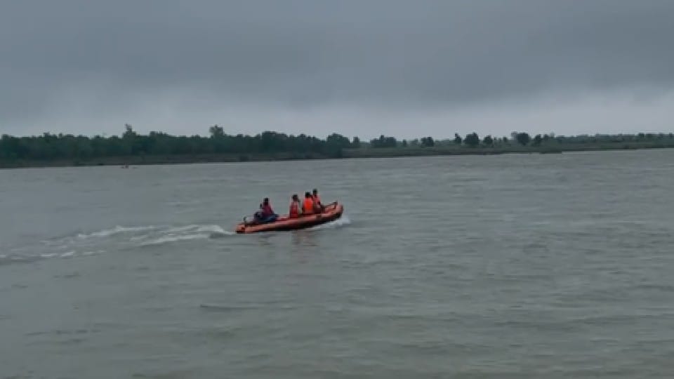 Shivpuri: Betwa river in spate, two shepherds stranded on the island, SDRF rescued
