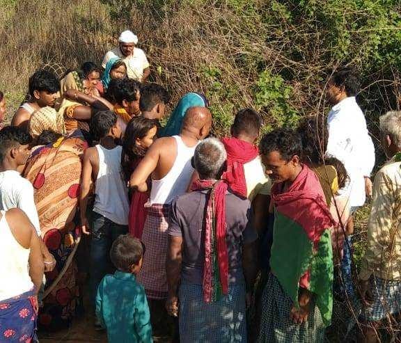 Newborn baby found in bushes in chandauli people said Mamta died after giving birth