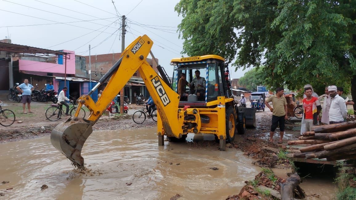 Chitrakoot: Road potholes filled with JCB