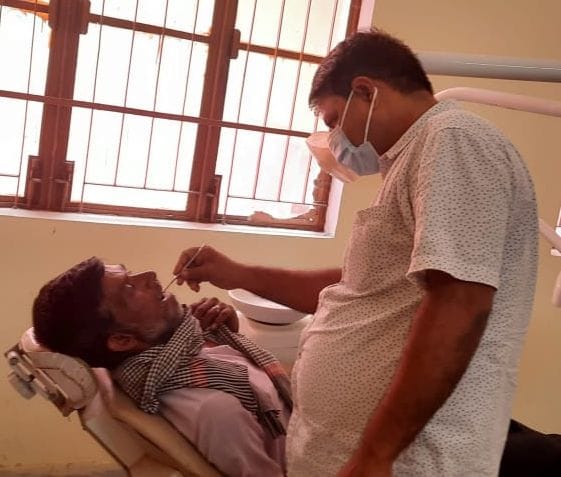 Hardoi, Dentists treating patients without equipment