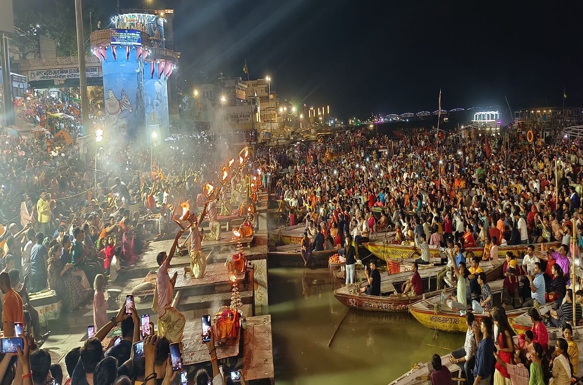 Ganga Water Level increaing in varanasi Ganga Aarti and cremation sites adjacent