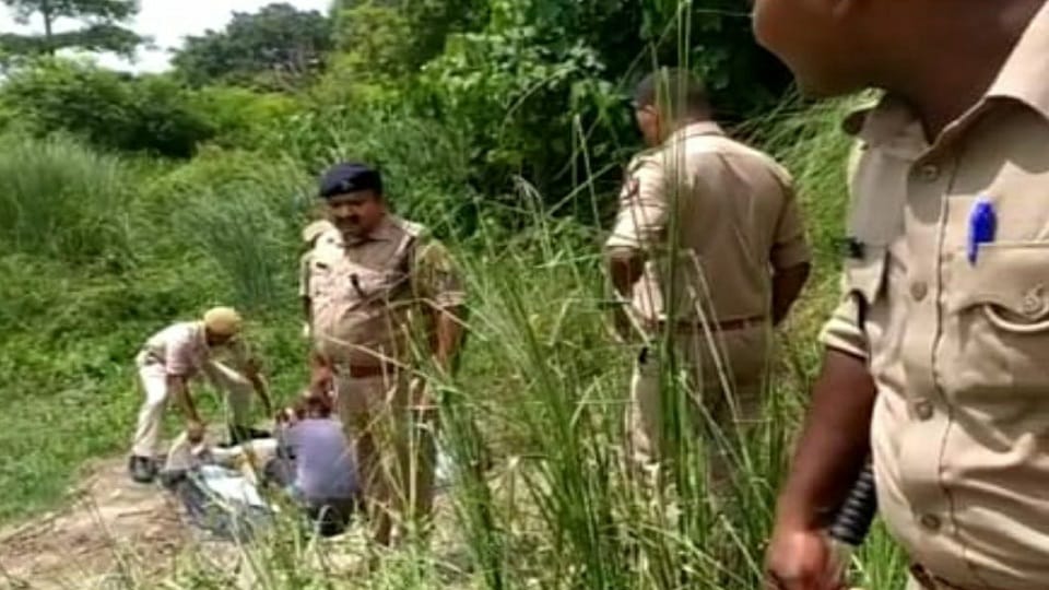 mother thrown two daughters dead in river at deoria UP