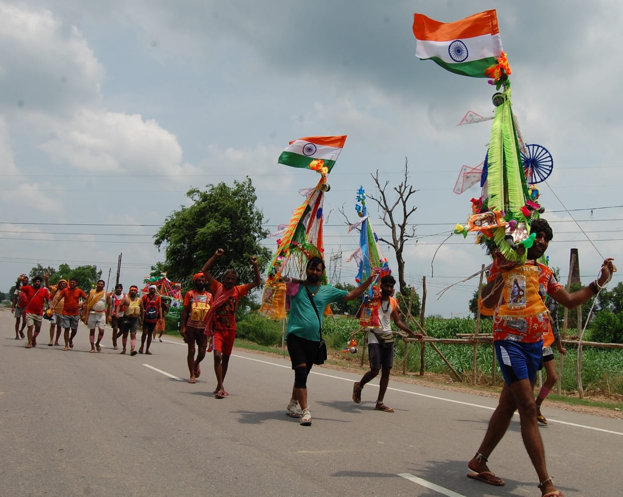 The kanwariyas started reaching Pura Mahadev, the temple resonated with the chants of Har Har Mahadev