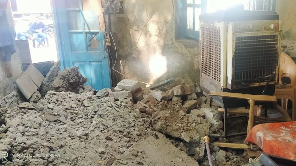 Roof collapsed of dilapidated building of GRP post at Hansi railway station