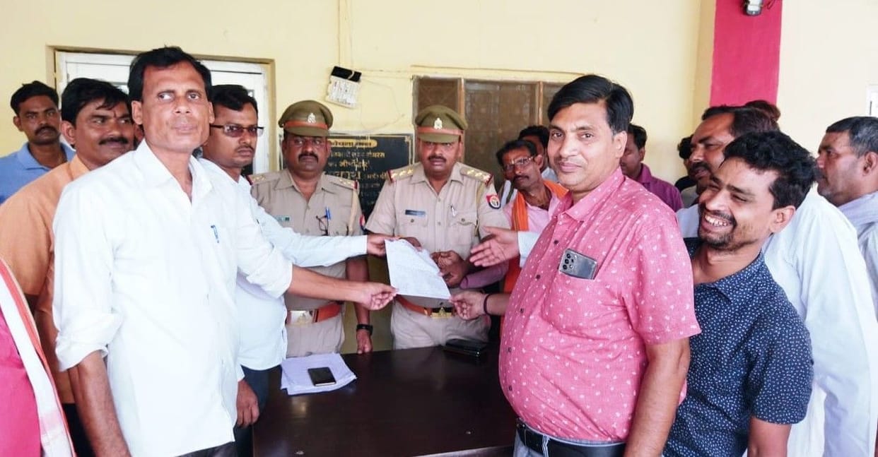 Hathras: Angry over the non-recovery of the teenager, activists of Hindu Jagran Manch reached Kotwali