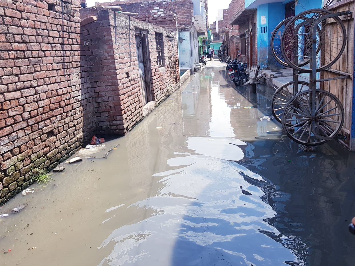 After the rain, the city was full of waterlogging and mud