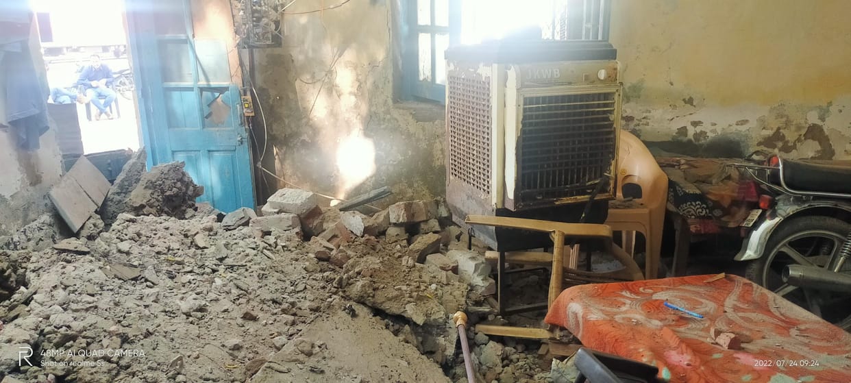 The roof of the GRP police post built at the railway station collapsed, the employees saved their lives by running away