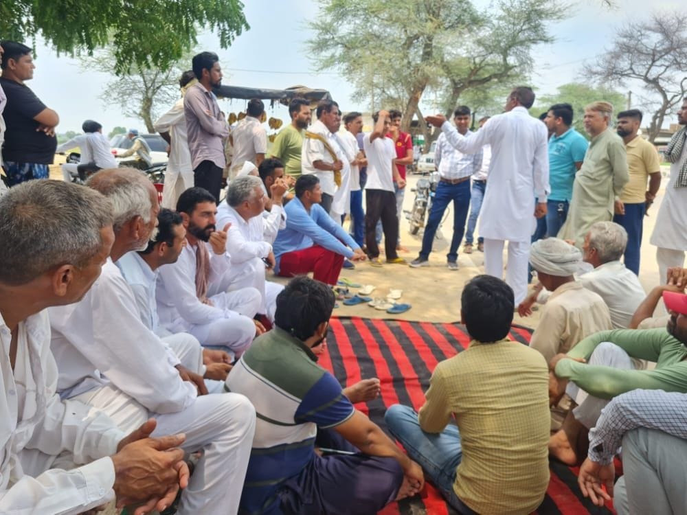 Villagers stage dharna near bus stand in Jamal to remove liquor contracts