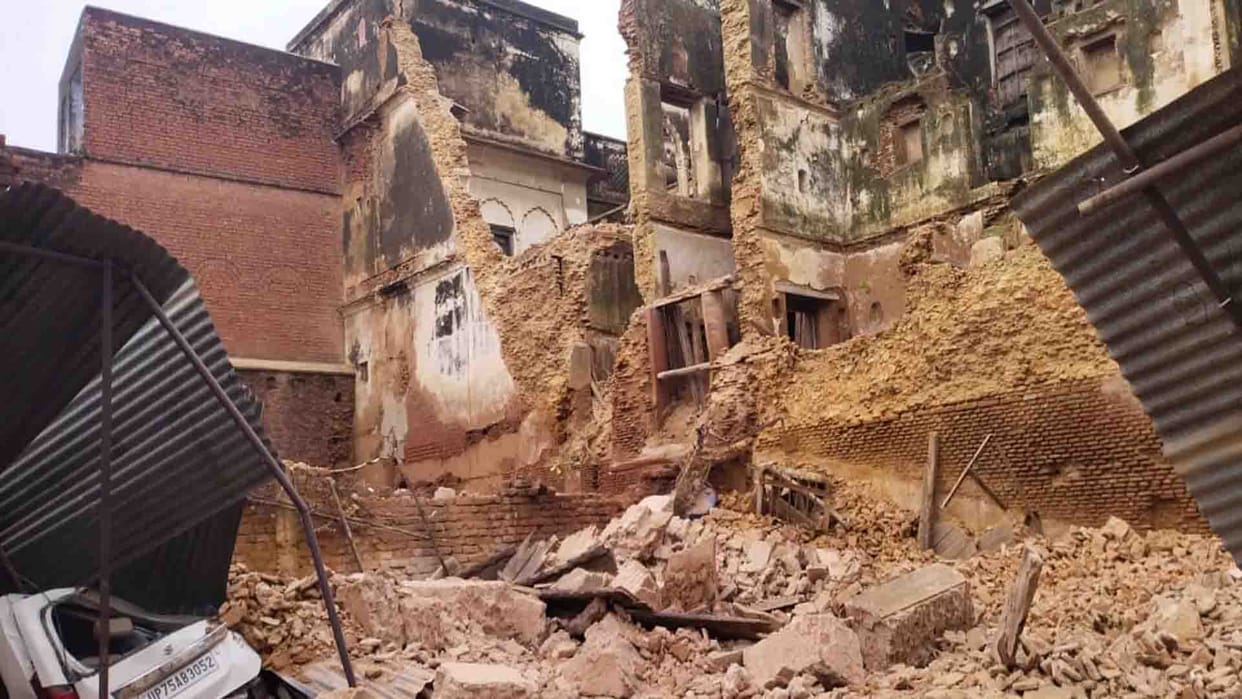 Etawah: wall of the old kothi collapsed in rain, one woman injured, five vehicles damaged