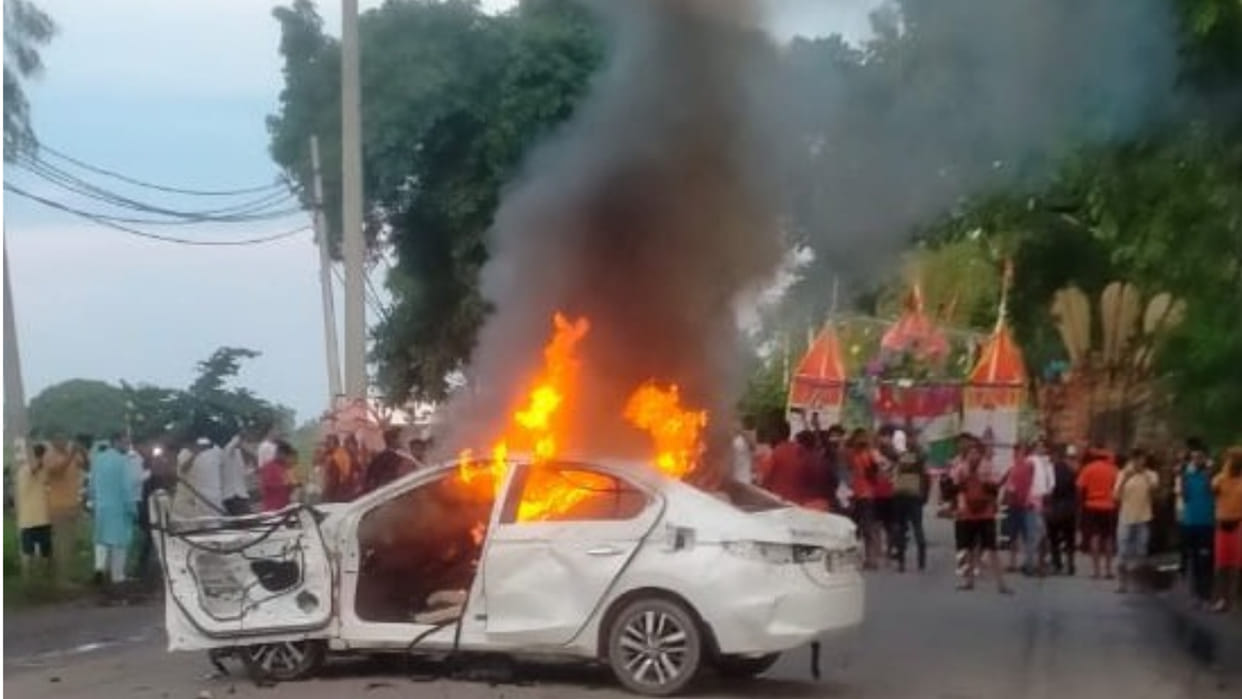 Car hit Kanwariyas in Yamunagan of Haryana, people set fire to car