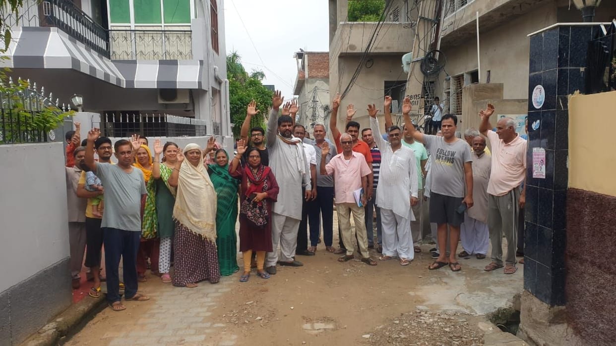 Angry over undeclared power cuts, people of Krishna Colony raised slogans