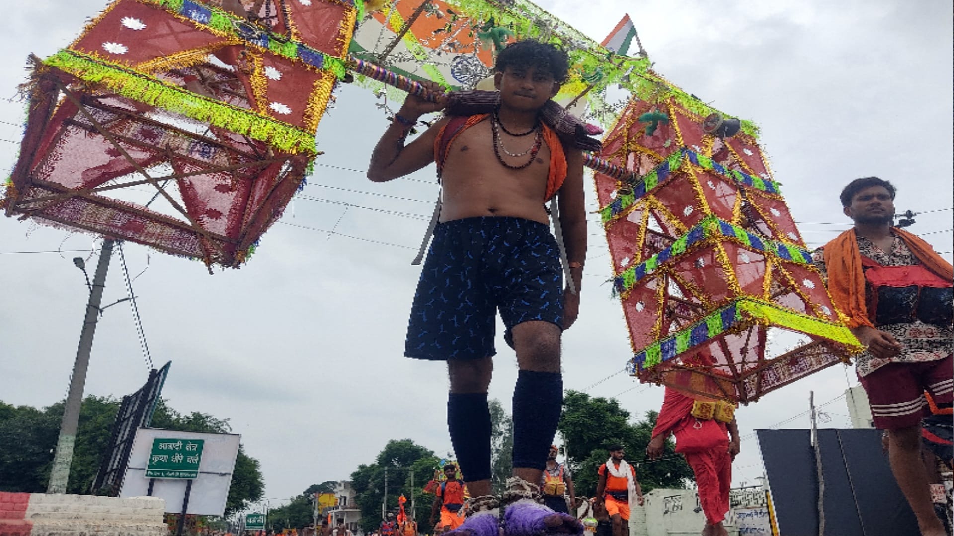 kanwar yatra photo: Chanting Namah Shivay on route, Flowers showered on Kanwariyas in Meerut-Saharanpu