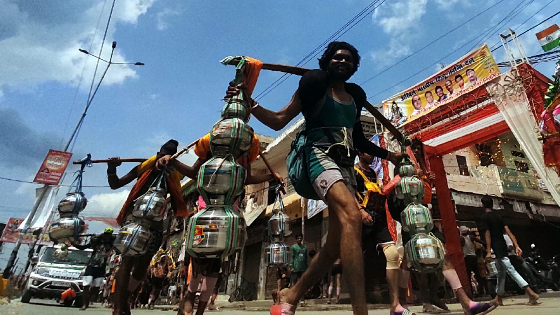 kanwar yatra photo: Chanting Namah Shivay on route, Flowers showered on Kanwariyas in Meerut-Saharanpu