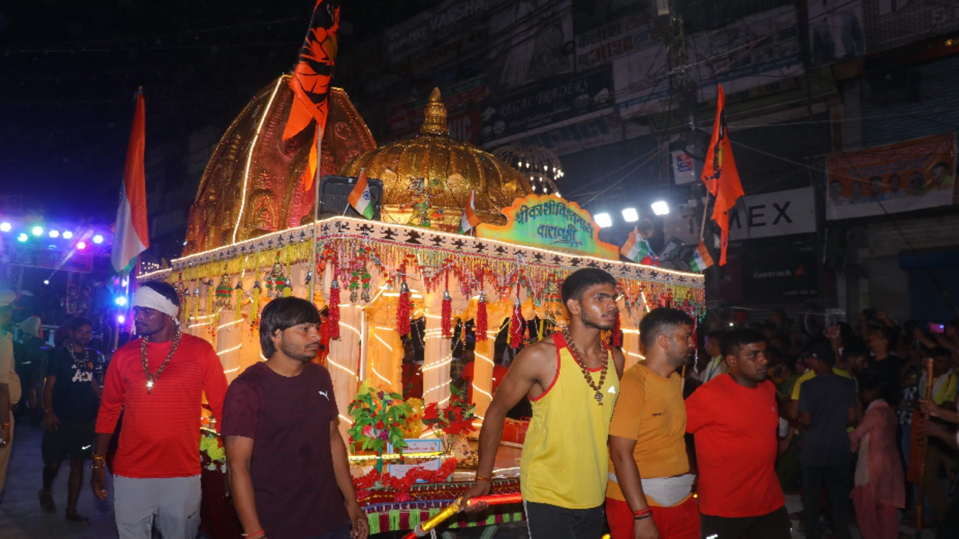 kanwad yatra photo: Chanting the name of Shiv, kanwadies moving on roads with Gangajal