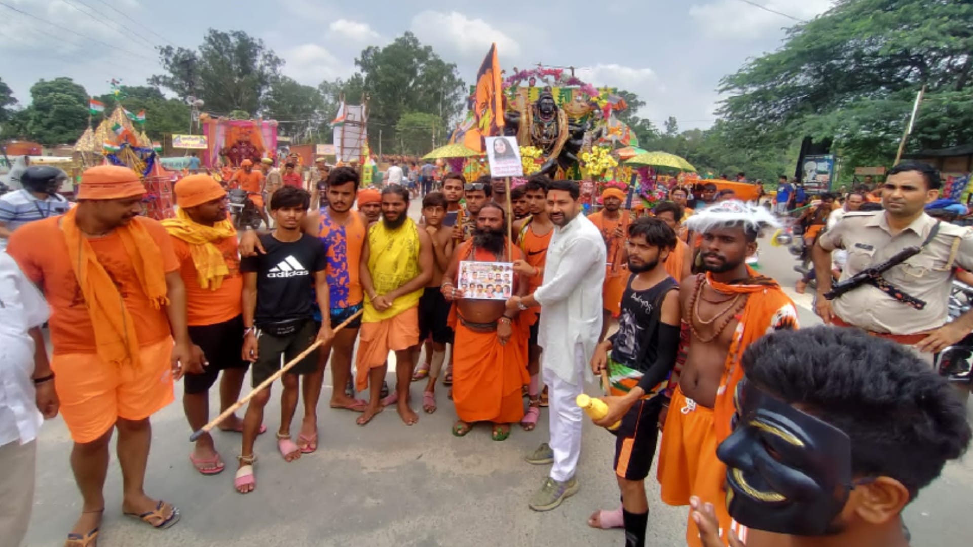 Kawad yatra 2022: four crores DJ setup, Yogi Modi craze in kanwar yatra. see  Kanwariyas on the highway