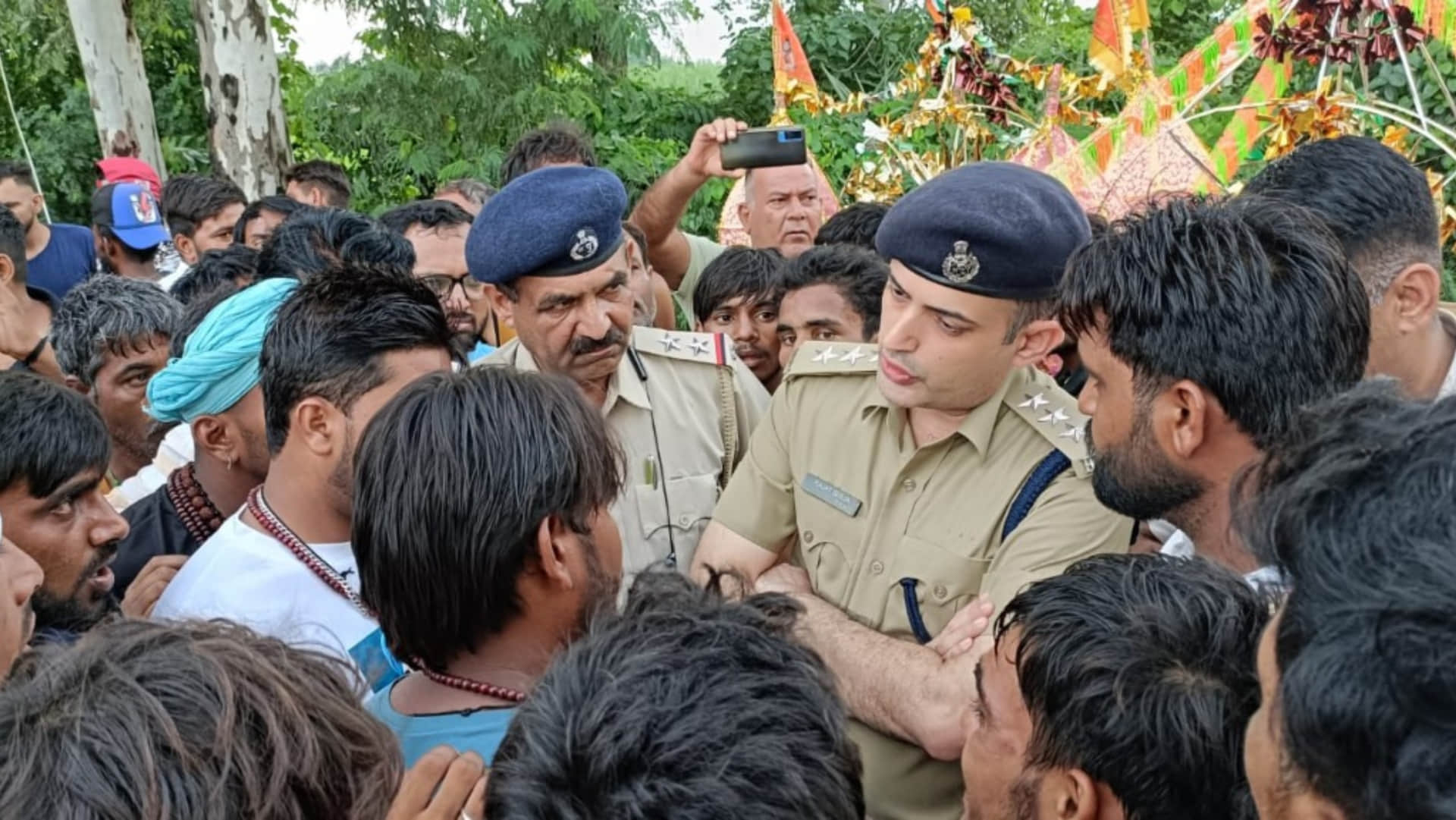 Car hit Kanwariyas in Yamunagan of Haryana, people set fire to car