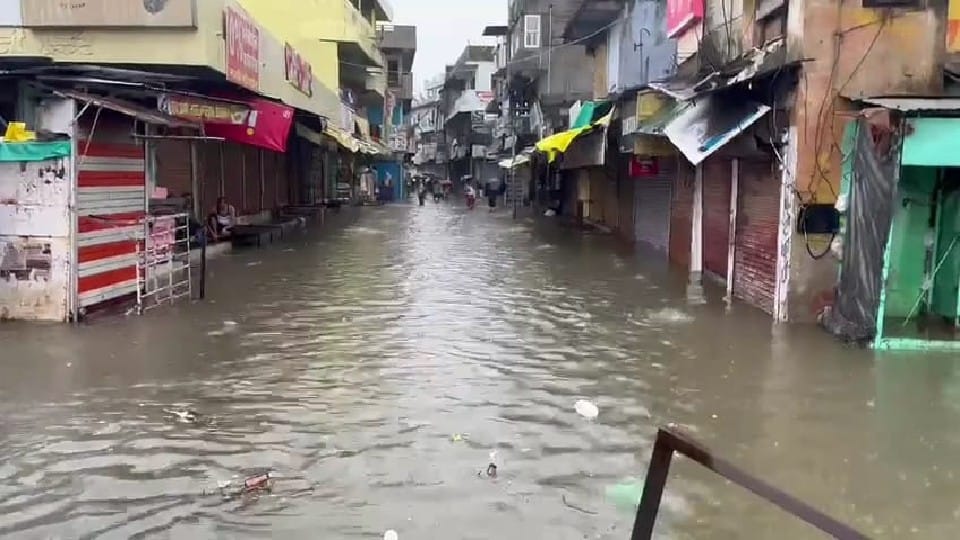 Bhopal: Water filled in the lower settlements of the city, officials did not come even after calling