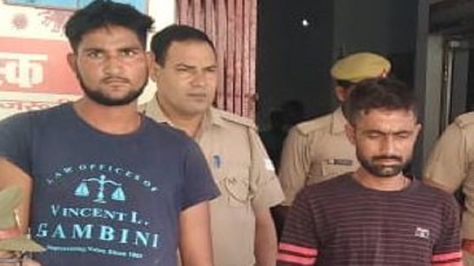 Shahjahanpur Three youths who ran away by snatching mobiles were arrested
