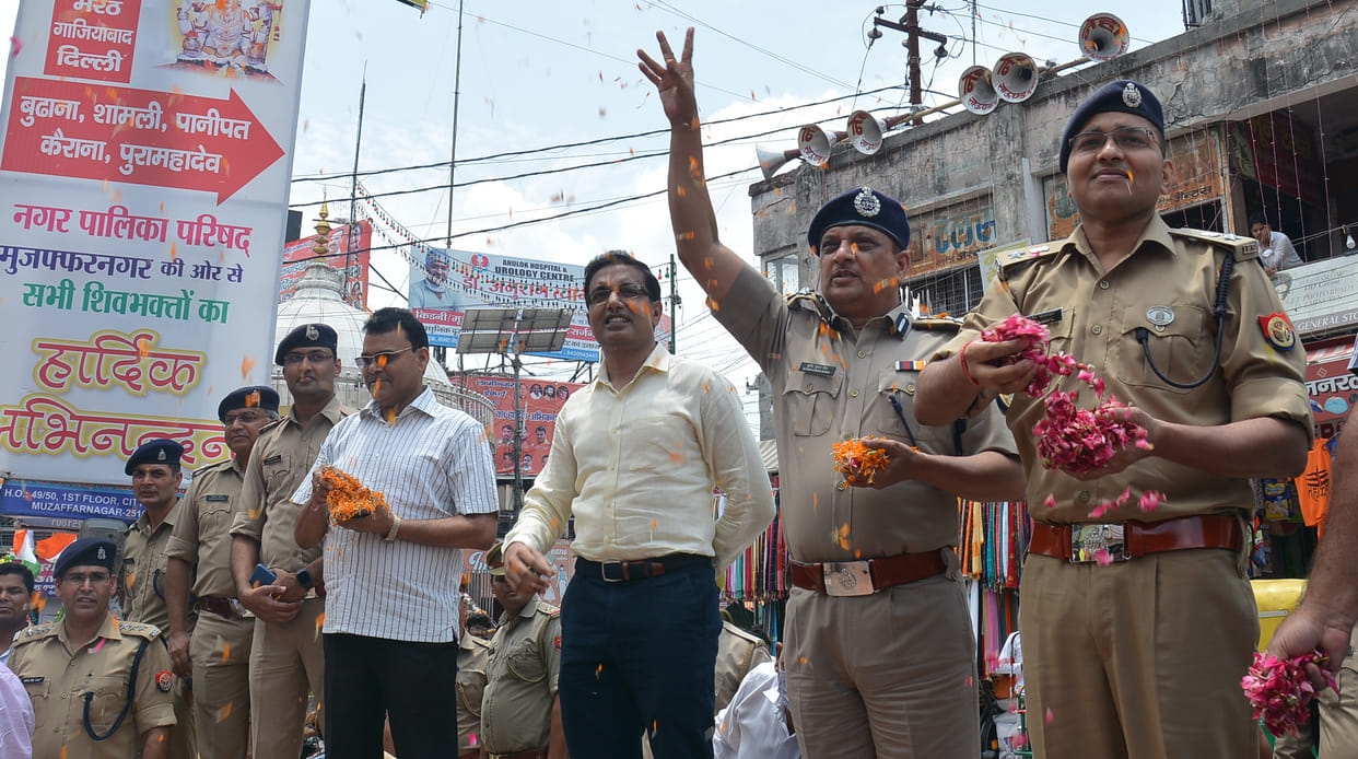 Divisional Commissioner and DIG showered flowers on Kanwariyas