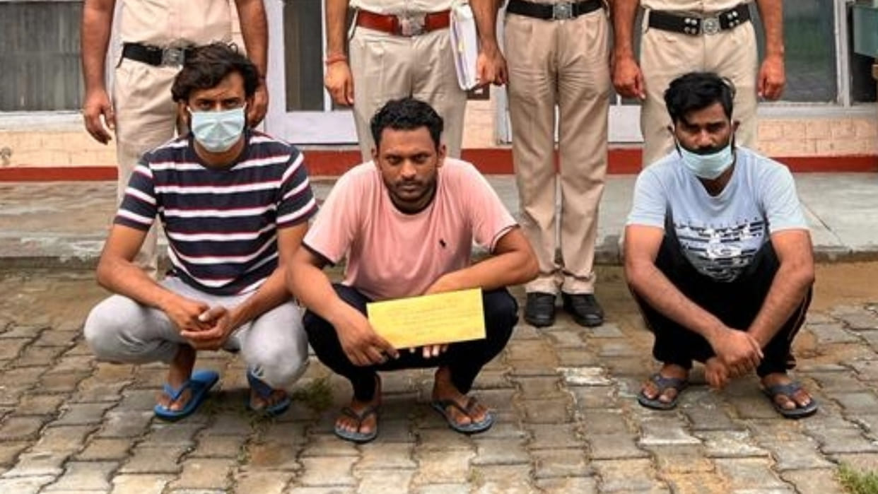 Mahendragarh Police arrested three members of the gang who cheated on the pretext of job