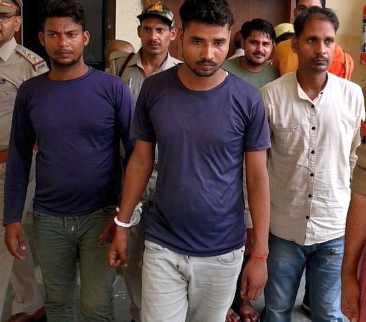 Three arrested for withdrawing money by changing debit card