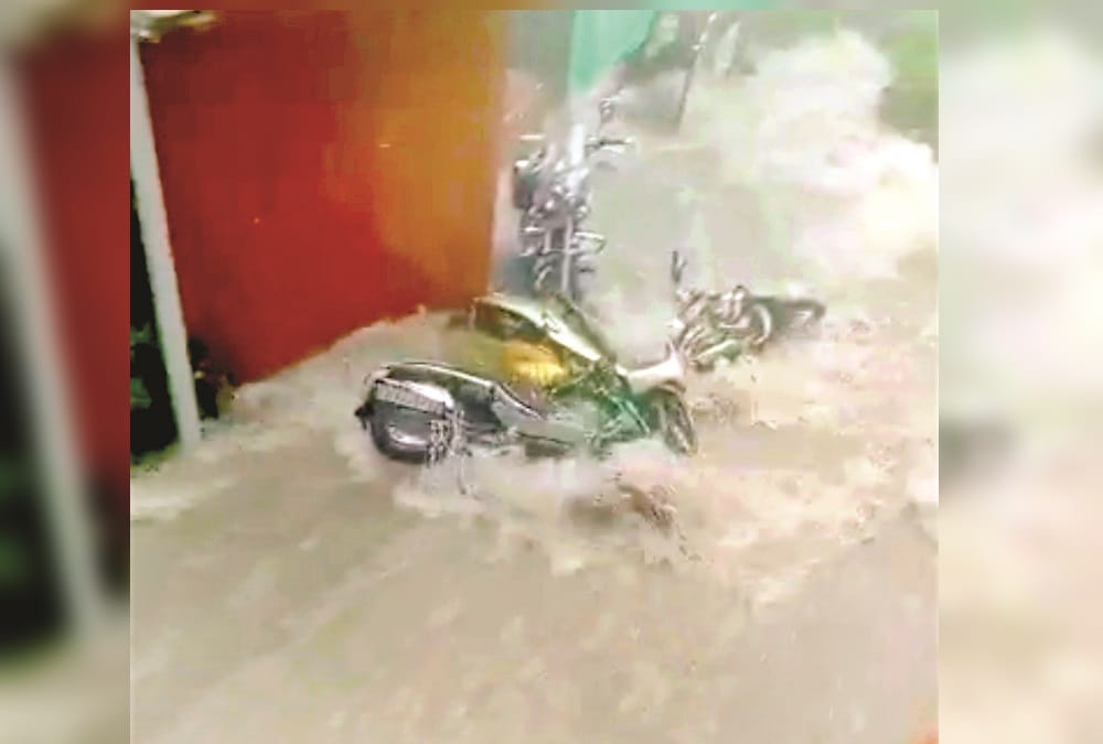 Dehradun Rainfall: Waterlogging in dehradun City and Flood Like Conditions in Mussoorie Bhatta Falls Photos