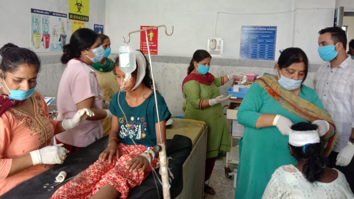 vehicle fall into gorge devotees injured in una himachal pradesh