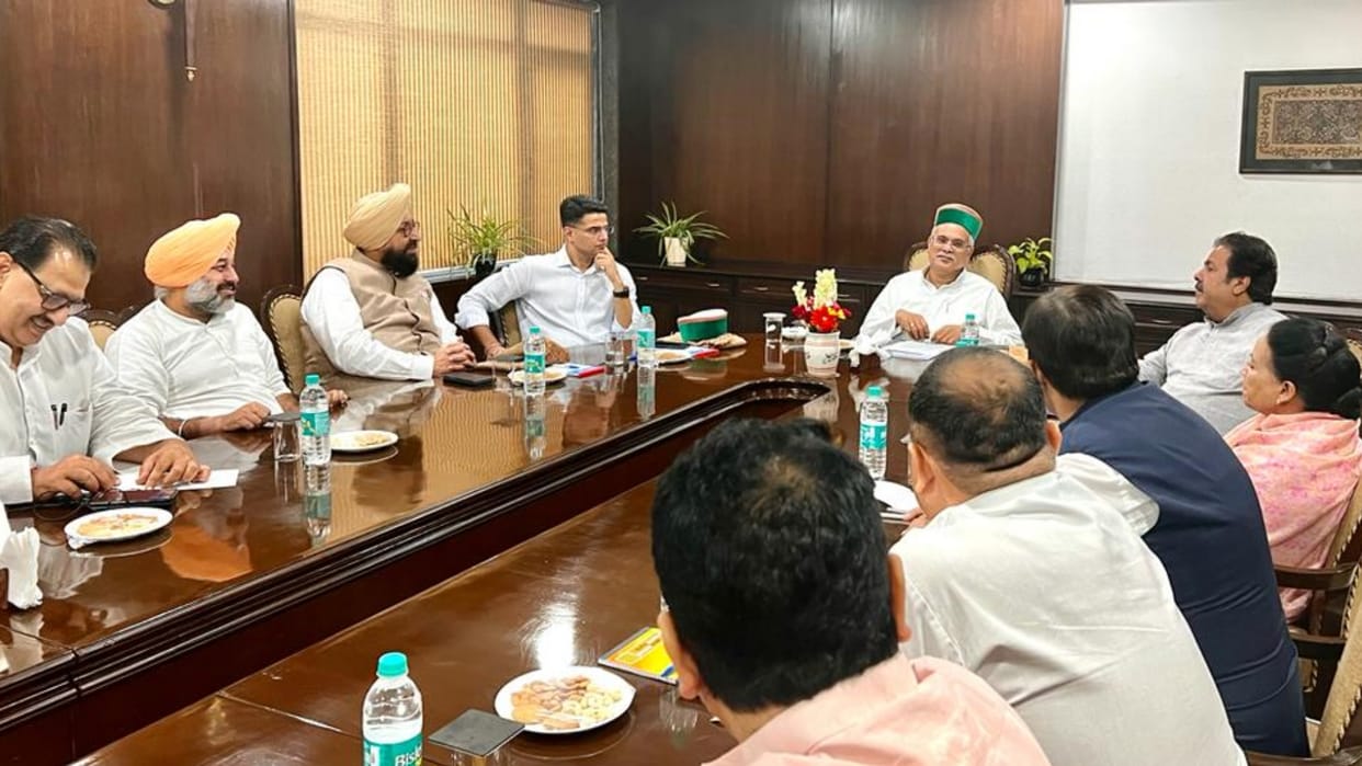 bhupesh baghel chaired meeting with himachal congress leaders in new delhi