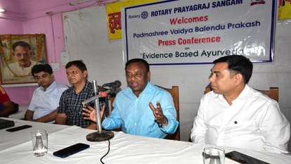 Prayagraj News :  पत्रकारों से बातचीत करते वैद्य बालेंदु प्रकाश।