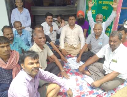 राबर्ट्सगंज में बाईपास बनाने की मांग को लेकर धरना देते मानवाधिकार एसोसिएशन के पदाधिकारी।