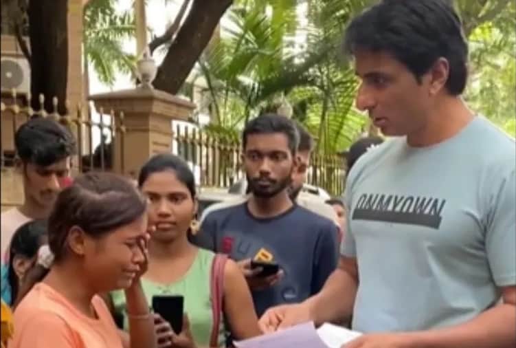 Bollywood Actor Sonu Sood viral Video with Crowd listening their problems outside his House