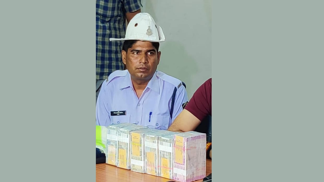 Traffic policeman returned bag containing Rs 45 lakh