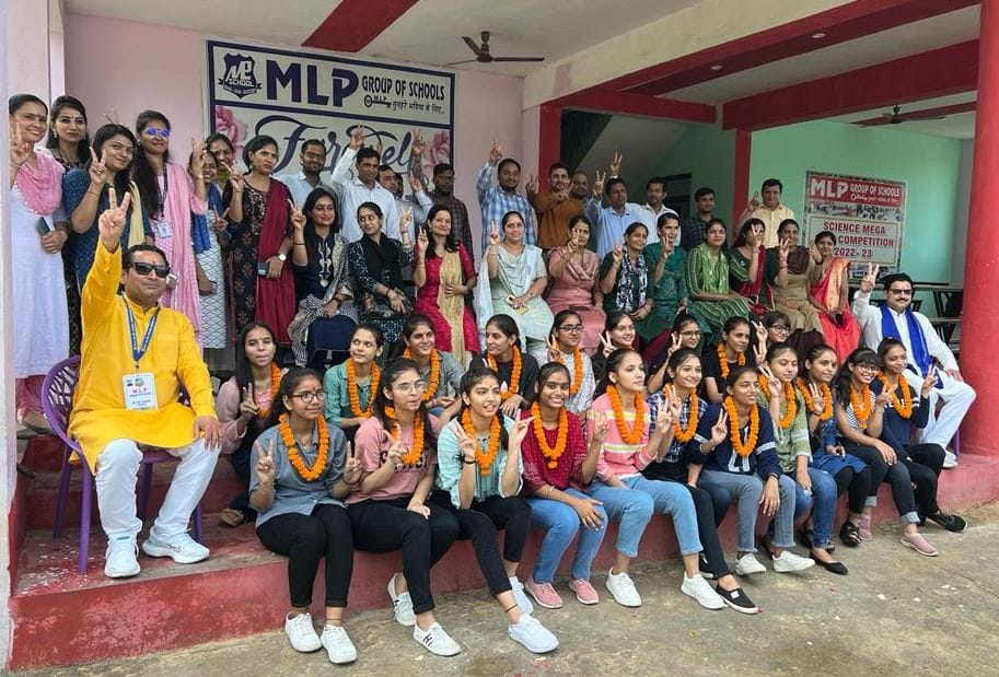 Akshita Vijay became the school topper by getting 98 percent marks