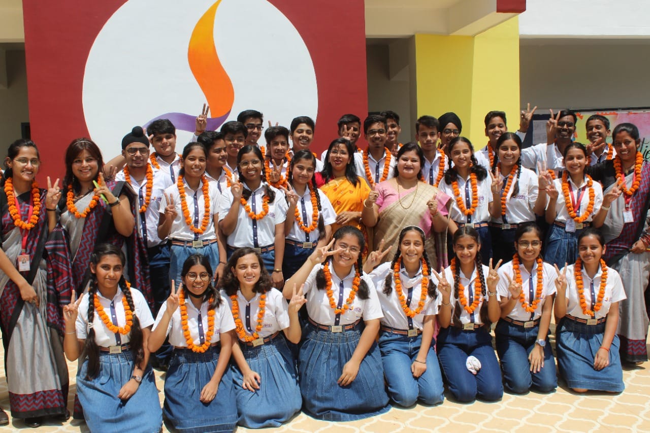 Meritorious of 10th honored in Seth MR Jaipuria School