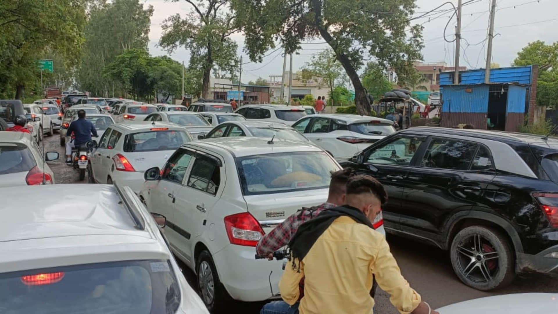 Car hit Kanwariyas in Yamunagan of Haryana, people set fire to car