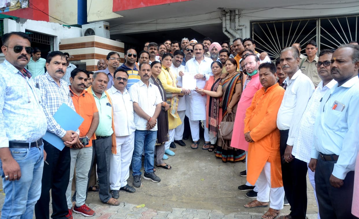 Aligarh: BJP councilor did not go to mayor's office, memorandum given at the door