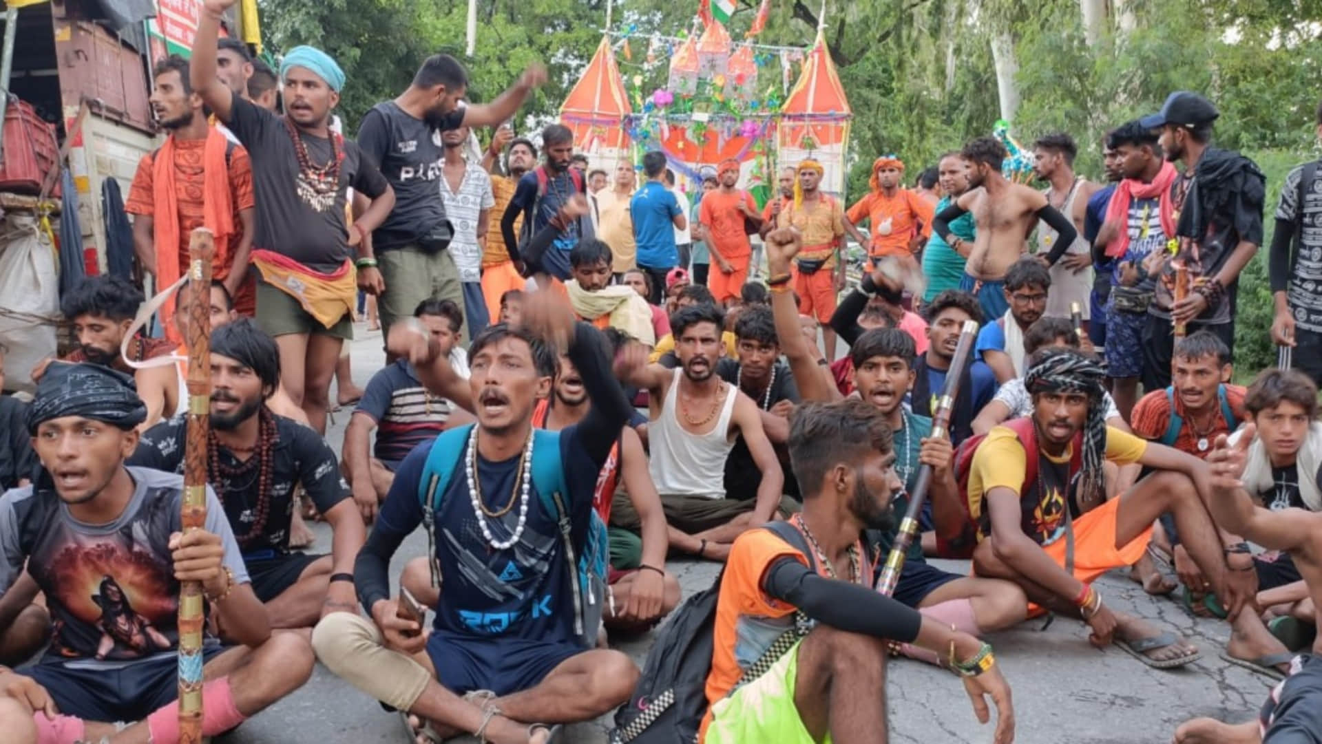 Car hit Kanwariyas in Yamunagan of Haryana, people set fire to car