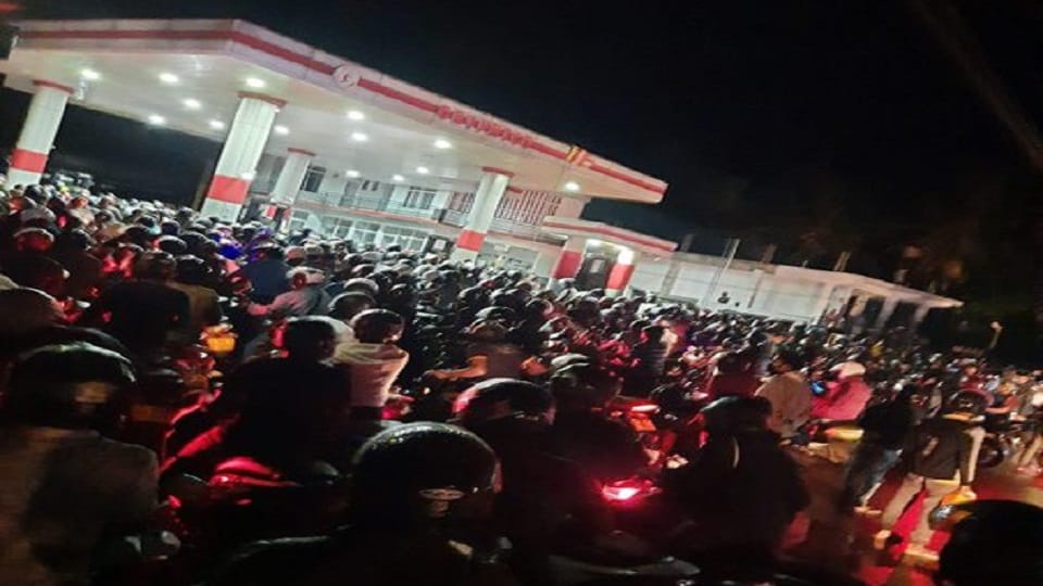Sri Lanka Cabinet meeting to normalize situation 2 people death who standing in queue for petrol