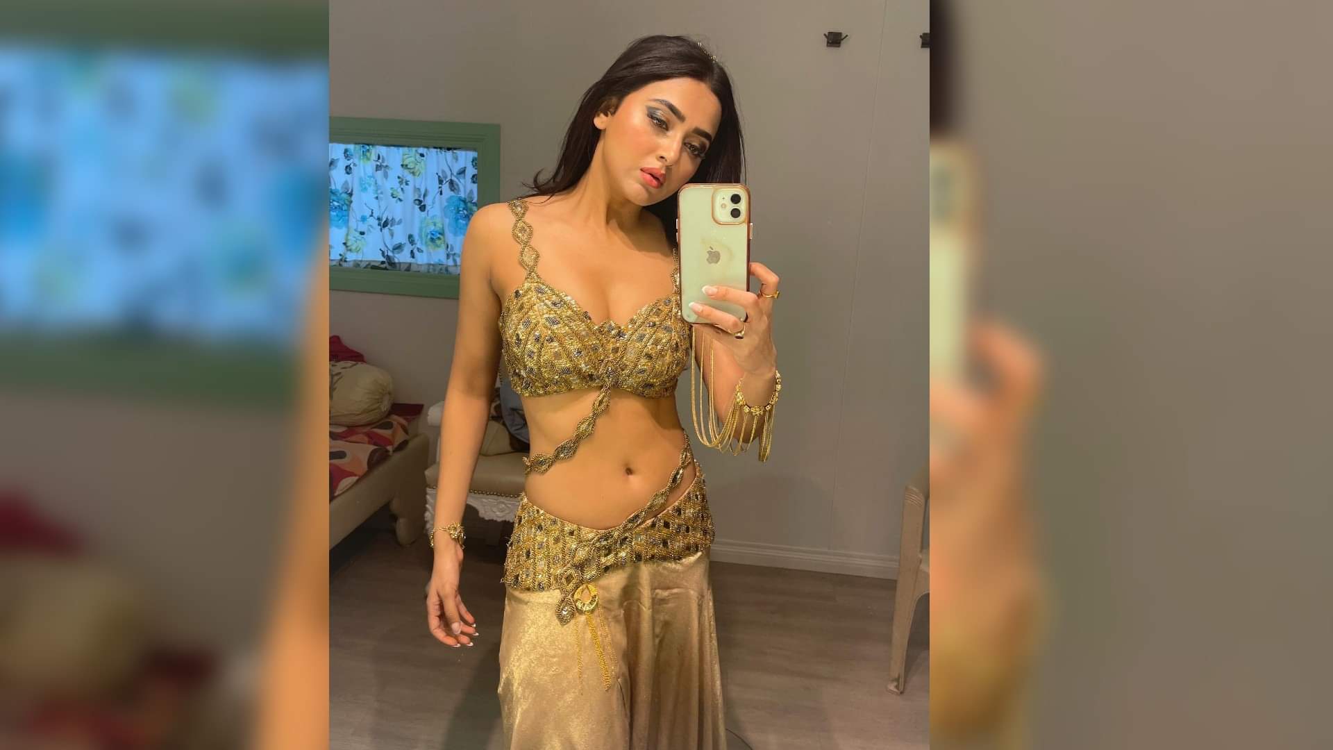 Sonakshi Sinha Shares pics Wear Blue Bikini and bhumi pednakar bold look today celebrity update in 10 picture