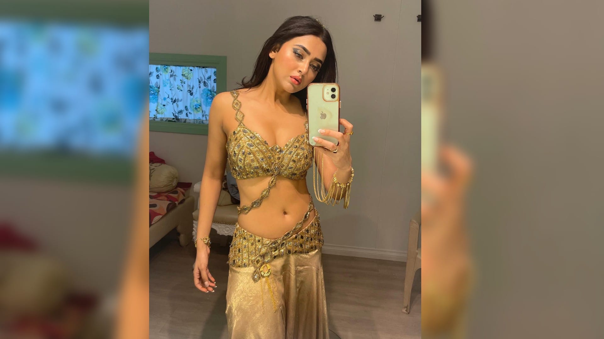 Sonakshi Sinha Shares pics Wear Blue Bikini and bhumi pednakar bold look today celebrity update in 10 picture