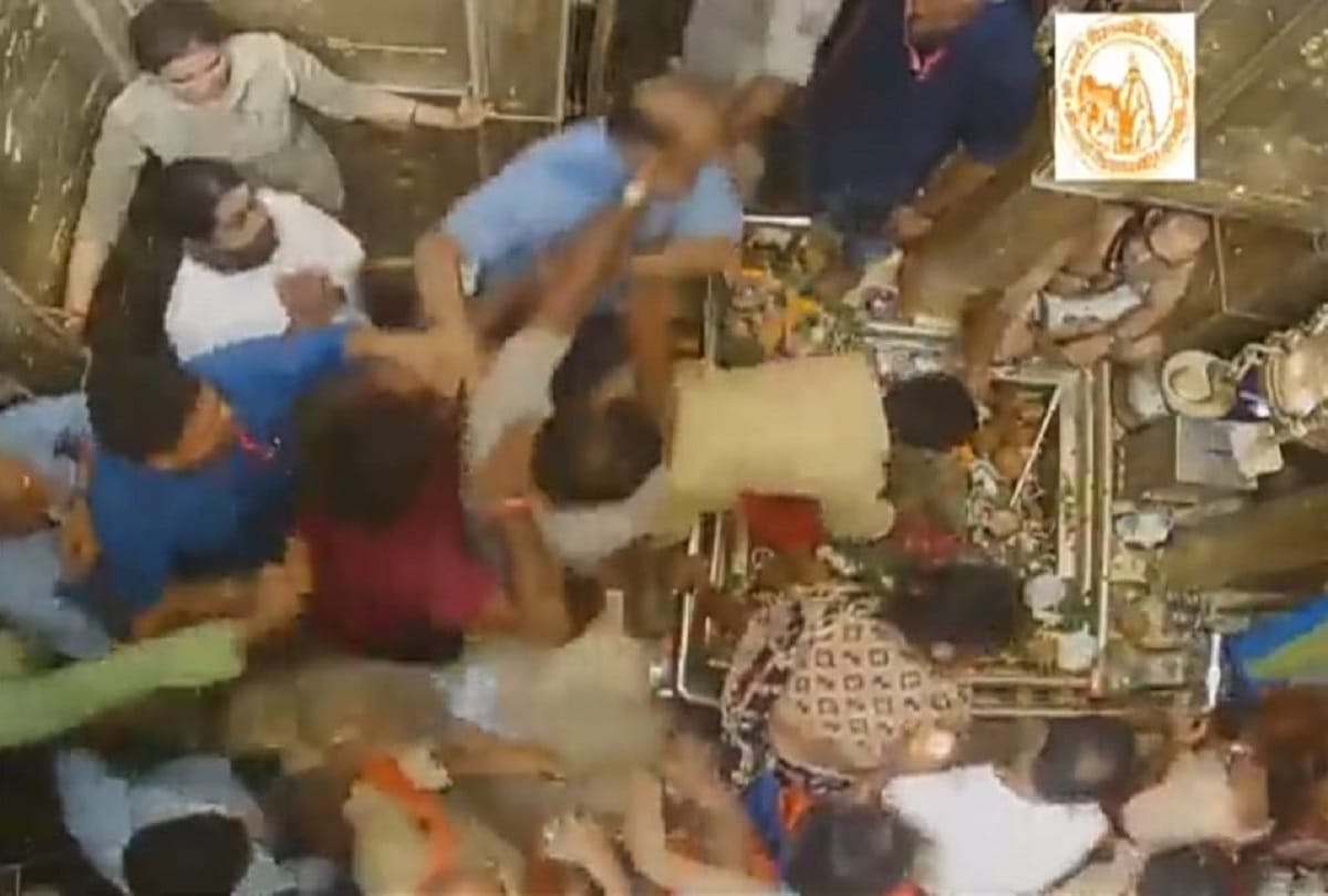 fight between devotees and seadar in sanctum sanctorum of Kashi Vishwanath Dham