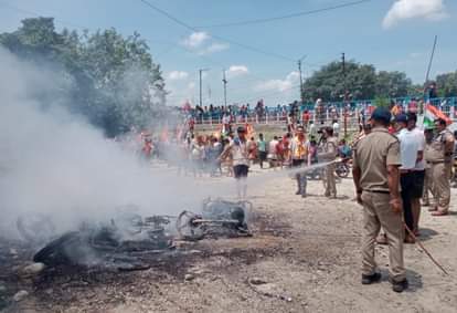 वाहनों में लगी आग बुझाती दमकल की टीम।