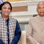 पूर्व राष्ट्रपति रामनाथ कोविंद के साथ गीतकार और पत्रकार आलोक श्रीवास्तव।