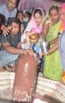सावन के दूसरे सोमवार को सबली महादेव मंदिर में शिवलिंग पर जल चढ़ाते श्रद्धालु । संवाद