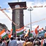 श्रीनगर में तिरंगा बाइक रैली के दौरान भारतीय जनता पार्टी के कार्यकर्ता